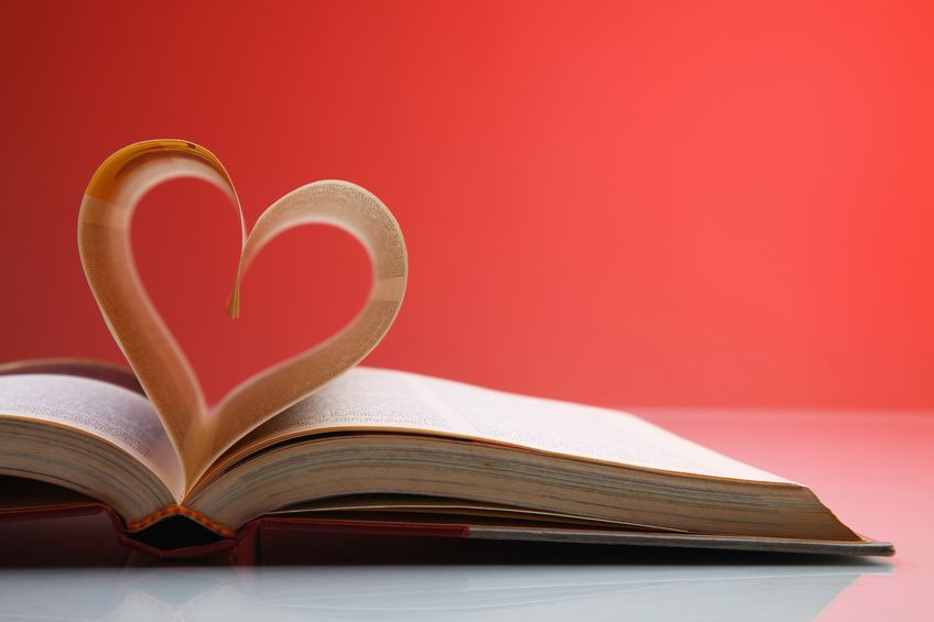 翻開了的書,中間兩頁微微捲起,形成一顆心 翻開了的書,中間兩頁微微捲起,形成一顆心