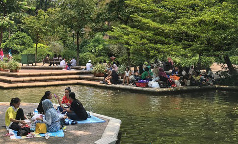 Photo of foreign domestic workers taking a break and enjoying themselves at a park