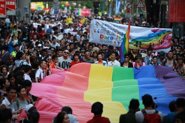 遊行人士爭取同性戀者、雙性戀者及變性人士平等權利的照片