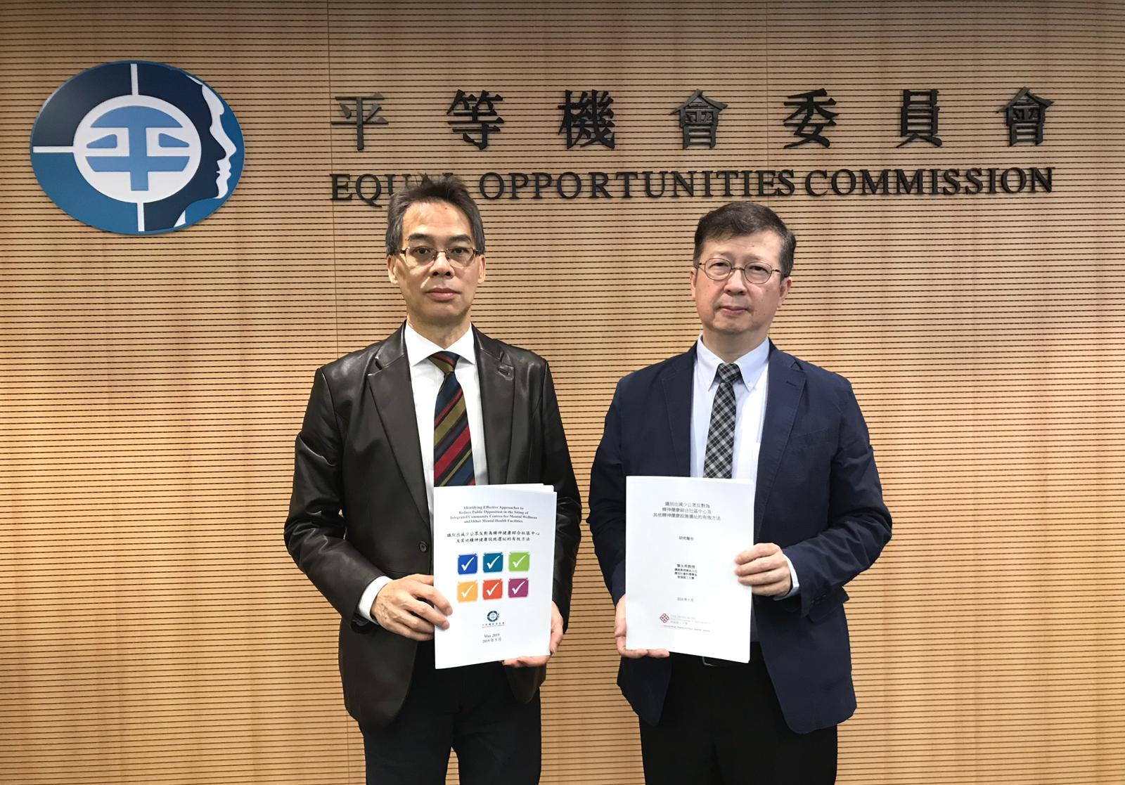 Photo of Dr Ferrick CHU, Acting Chief Operations Officer of the EOC and Prof Daniel Lai, Chair Professor and Head of the Department of Applied Social Sciences at The Hong Kong Polytechnic University