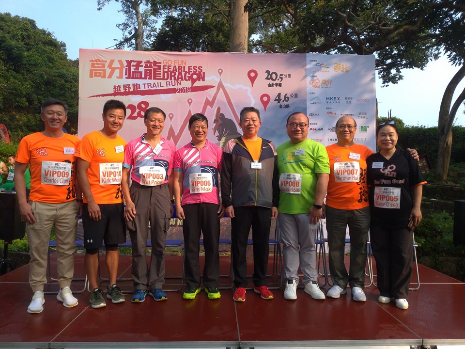 Mr Ricky CHU Man-kin takes a group photo with the organiser and other guests of the event