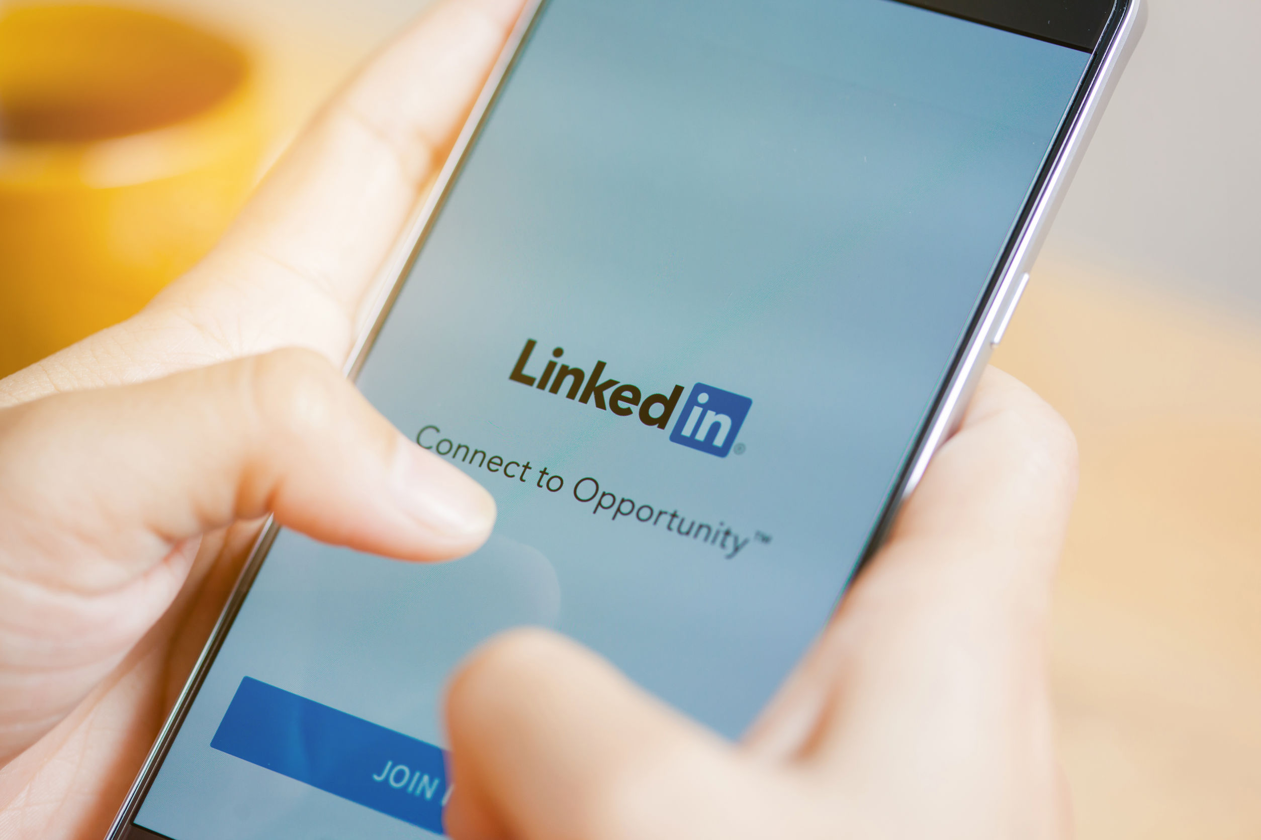 某人正在使用LinkedIn手機程式的特寫照片 某人正在使用LinkedIn手機程式的特寫照片