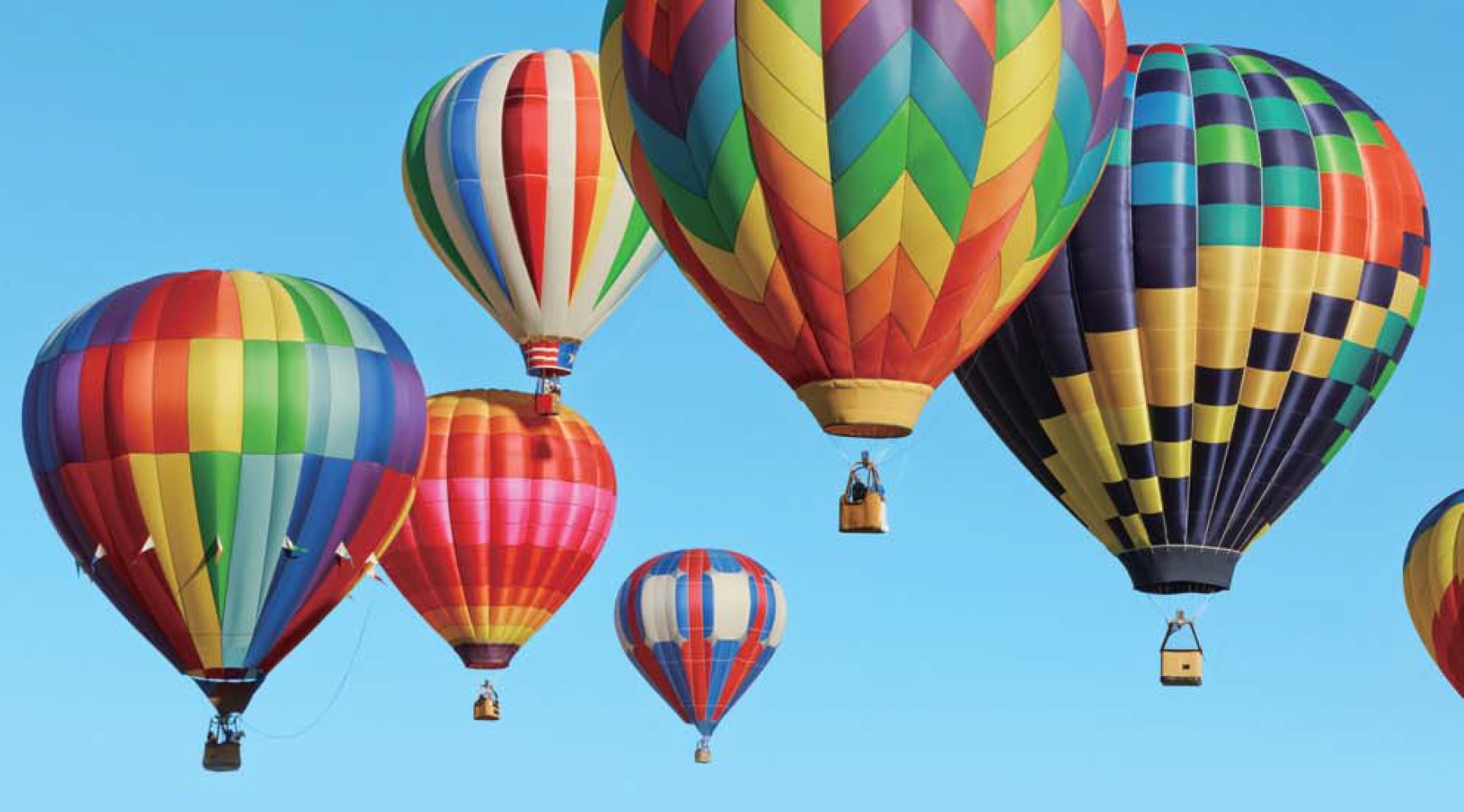 相片：幾個彩色氫氣球在空中漂浮。