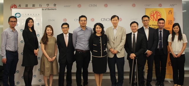 Representatives of HKAB, HKIB, the EOC and Hong Kong SKH Lady MacLehose Centre join for a group photo during the seminar for banking staff.