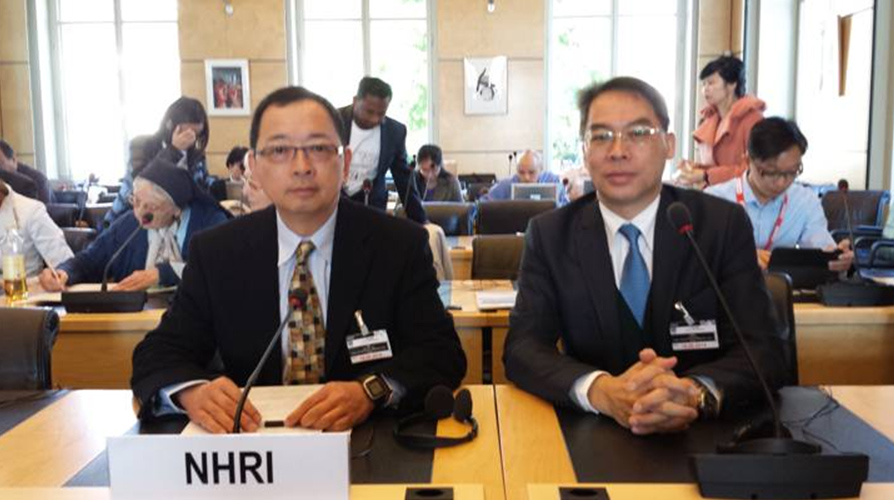 Dr. John TSE Wing-ling (left), Convenor of the Policy and Research Committee of the Equal Opportunities Commission (EOC) and Dr. Ferrick CHU Chung-man, Head of Policy & Research of the EOC, attended a meeting of the UN Committee on Economic, Social and Cultural Rights in Geneva, Switzerland on 5 May 2014, and submitted a related alternative report to the Committee.