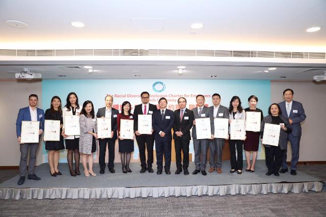 圖片說明：平機會主席陳章明教授（中間）與簽署《約章》的十一間參與機構代表合照。