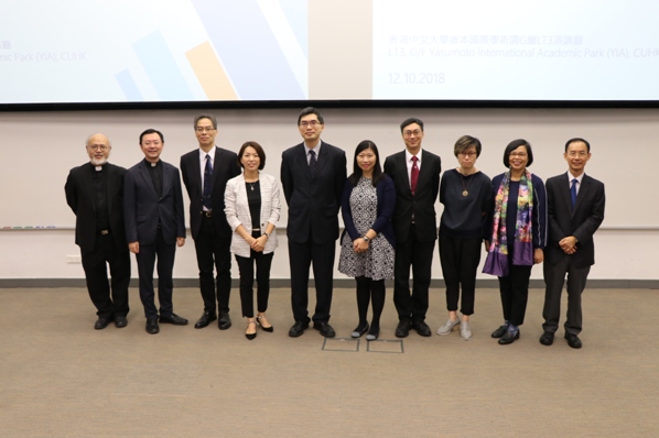 EOC Director of Policy, Research & Training Dr Ferrick CHU Chung-man (third from left), Convenor of the EOC’s Working Group on Anti-Sexual Harassment Campaign Professor Susanne CHOI (fourth from left) and Deputy Convenor Mr CHONG Yiu-kwong (fourth from right) posing for a group photo with guest speakers.