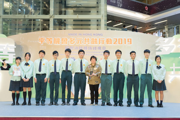 Miss Maisy HO Chiu-ha, EOC Member, presents the Champion trophy to winners of the “Generation i” Multimedia Competition (Video Division).