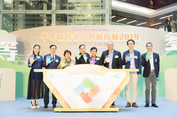 Artiste Ms Kristal TIN; EOC Members, Dr Sigmund LEUNG and Ms Maisy HO; Head (Chinese Programme Service) of RTHK, Mr David HO; Convenor of the EOC’s Community Participation and Publicity Committee of the EOC, Ms Shirley LOO; EOC Members, Mr Mohan DATWANI and  Mr Samuel CHAN and; Acting Chief Operations Officer of the EOC, Dr Ferrick CHU officiated at the launch ceremony. 