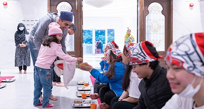 平等機會青年大使在錫克廟享用傳統美食。