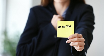 一名女子舉起一張寫了#MeToo的告示貼