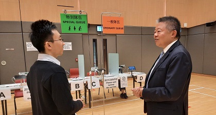 EOC Chairperson Mr Ricky Chu Man-kin visited the mock polling station in North Point Community Hall to review the facilitation measures to be provided on the 2023 District Council Ordinary Election polling day for electors with special needs. 