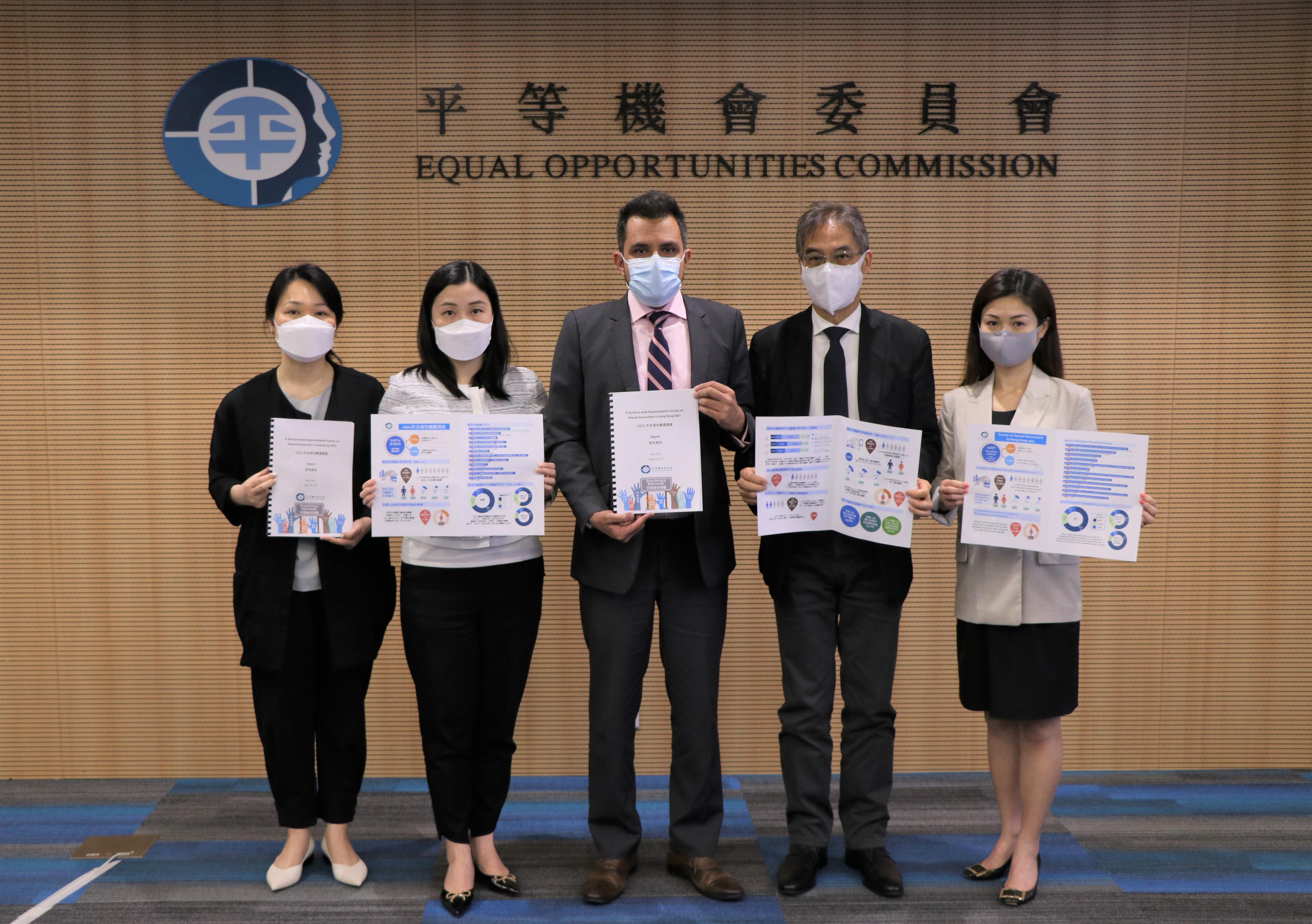 (From left) Dr Joanne IP Chung-yan, Senior Research Manager; Ms Doris TSUI Ue-ting, Acting Head (Policy, Research and Training); Dr Rizwan ULLAH, Convenor of the Policy, Research and Training Committee; Dr Ferrick CHU Chung-man, Executive Director (Operations); and Ms Susana SOO, Senior Equal Opportunity Officer (Anti-Sexual Harassment Unit) from the EOC presented the findings of the “Territory-wide Representative Survey on Sexual Harassment in Hong Kong 2021” at the press conference.