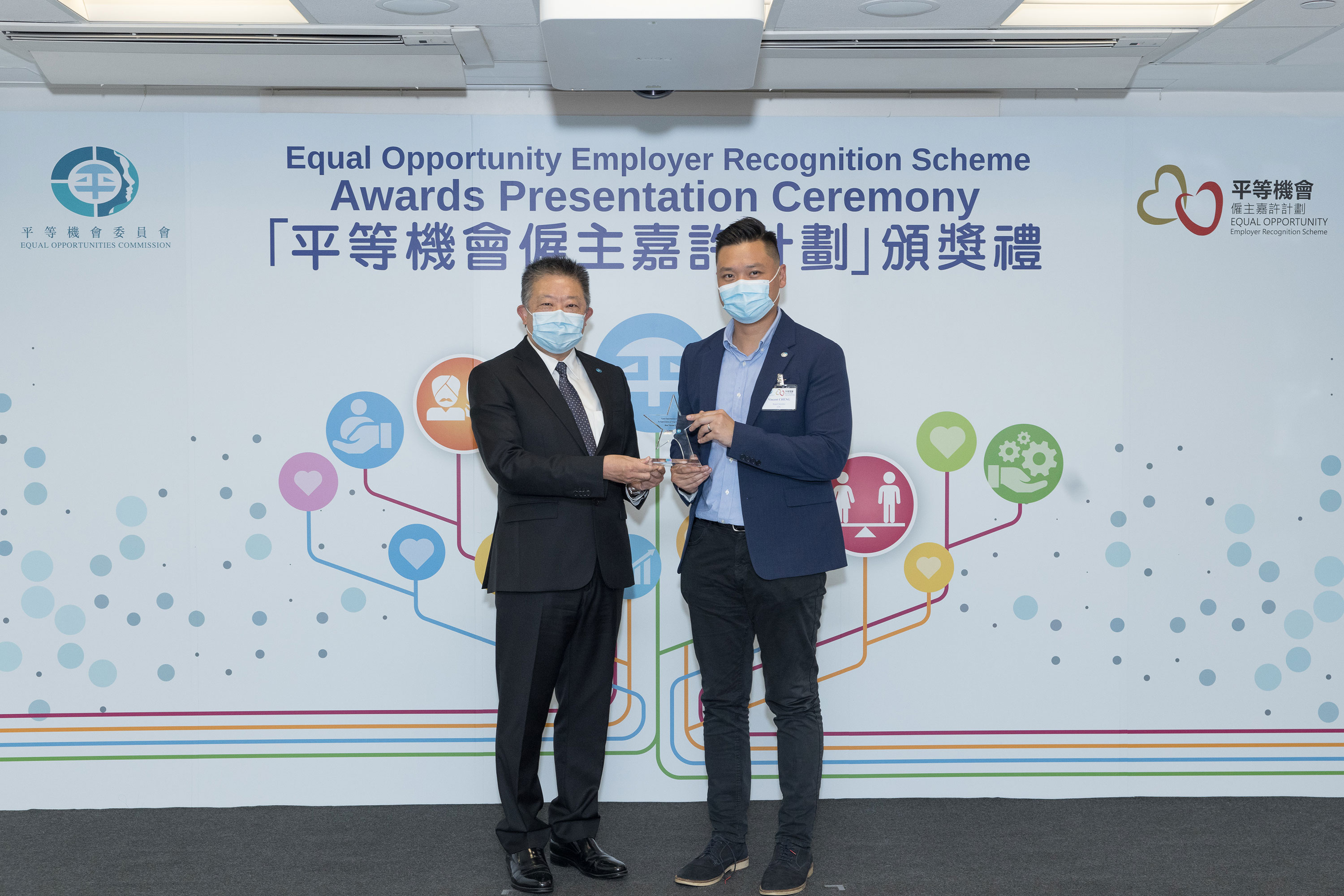 Mr Ricky CHU Man-kin, IDS, Chairperson of the Equal Opportunities Commission (left) presents souvenir to EOC Member The Hon Vincent CHENG, MH, JP (right), who served as member of the assessment panel of the Equal Opportunity Employer Recognition Scheme.