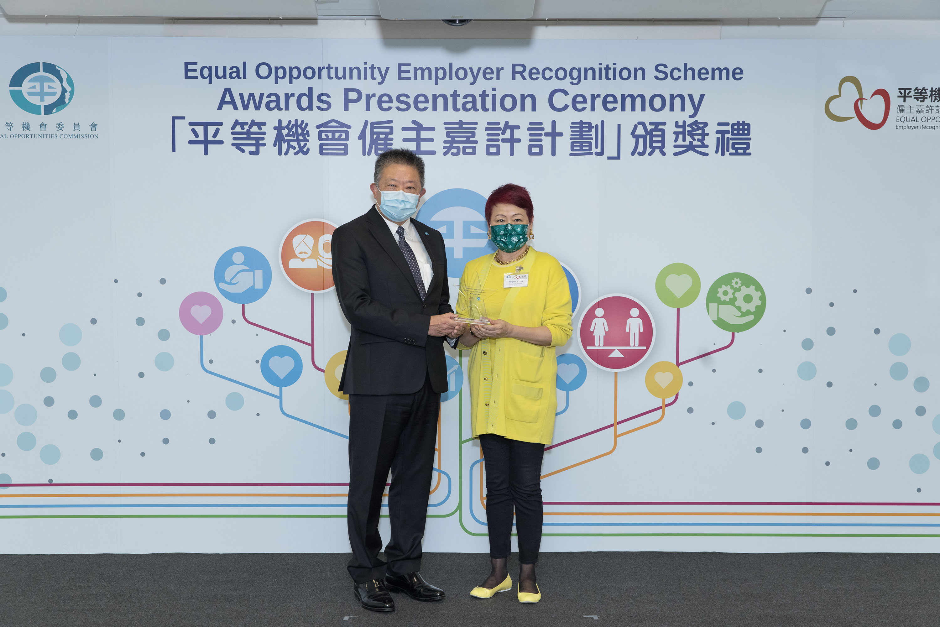 Mr Ricky CHU Man-kin, IDS, Chairperson of the Equal Opportunities Commission (left) presents souvenir to former EOC Member Ms Virginia CHOI Wai Kam, JP (right), who served as member of the assessment panel of the Equal Opportunity Employer Recognition Scheme.