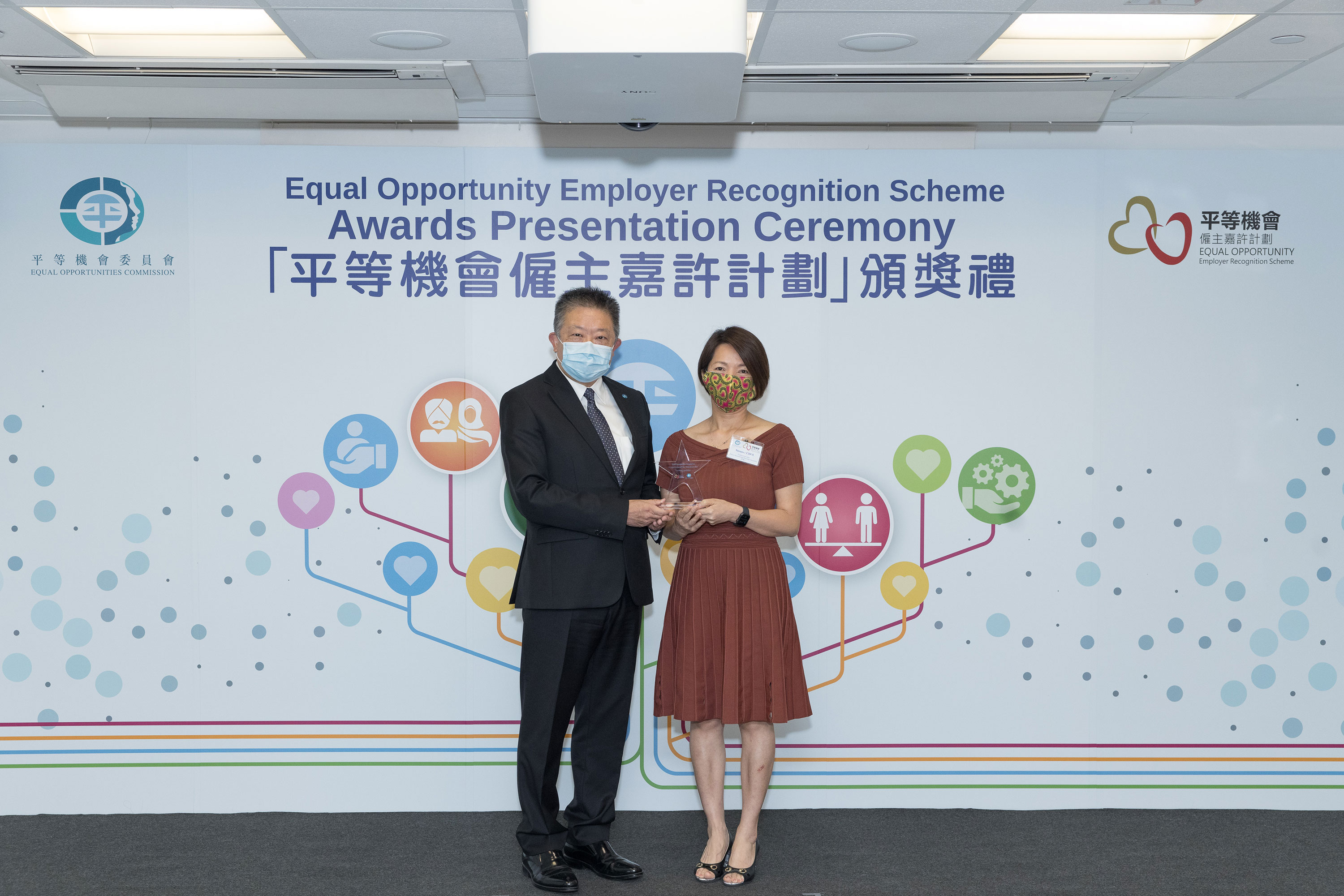 Mr Ricky CHU Man-kin, IDS, Chairperson of the Equal Opportunities Commission (left) presents souvenir to EOC Member Professor Susanne CHOI (right), who served as member of the assessment panel of the Equal Opportunity Employer Recognition Scheme. 