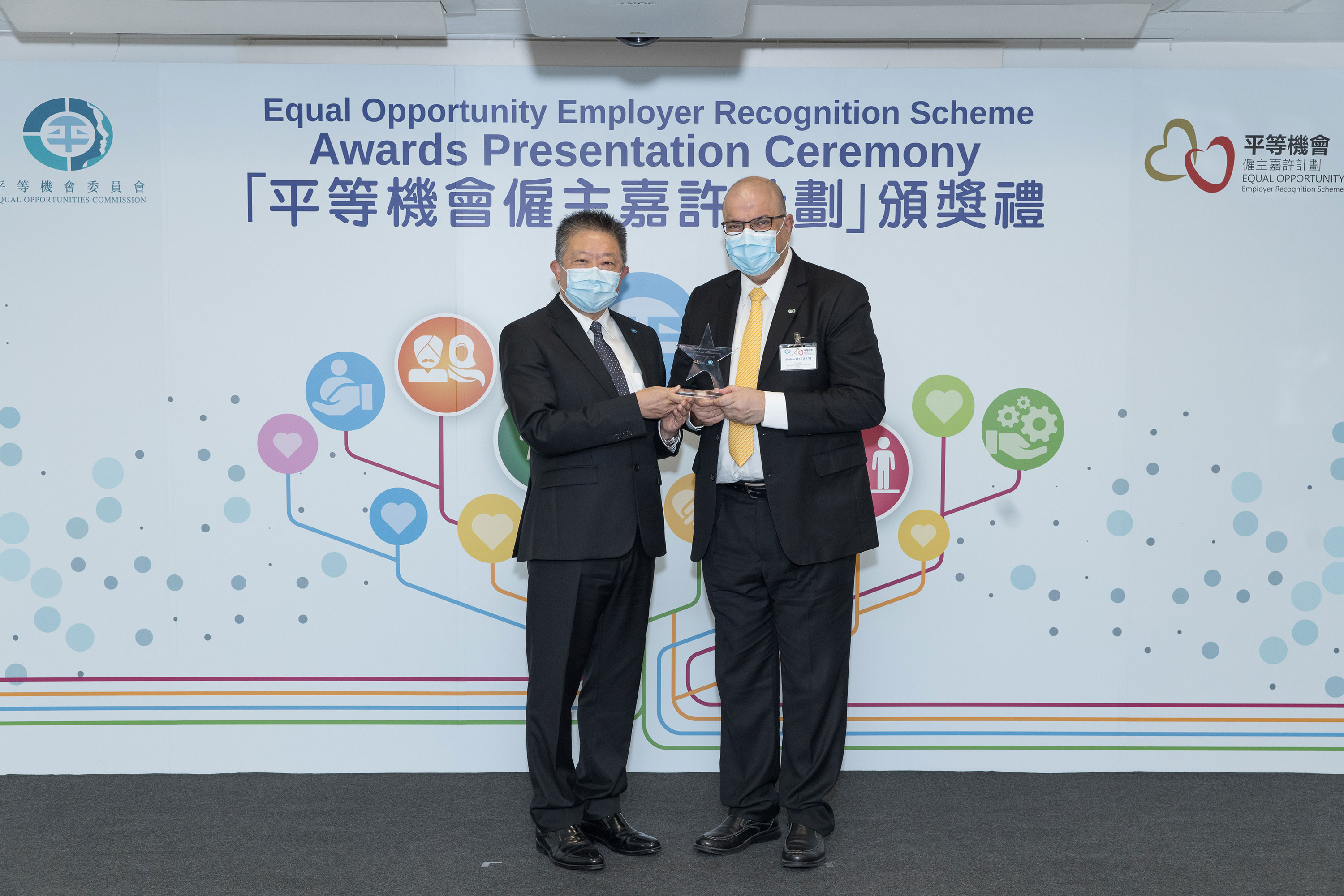 平機會主席朱敏健先生, IDS (左)頒發紀念品予出任平等機會僱主嘉許計劃評審團成員的平機會委員高朗先生(右)。