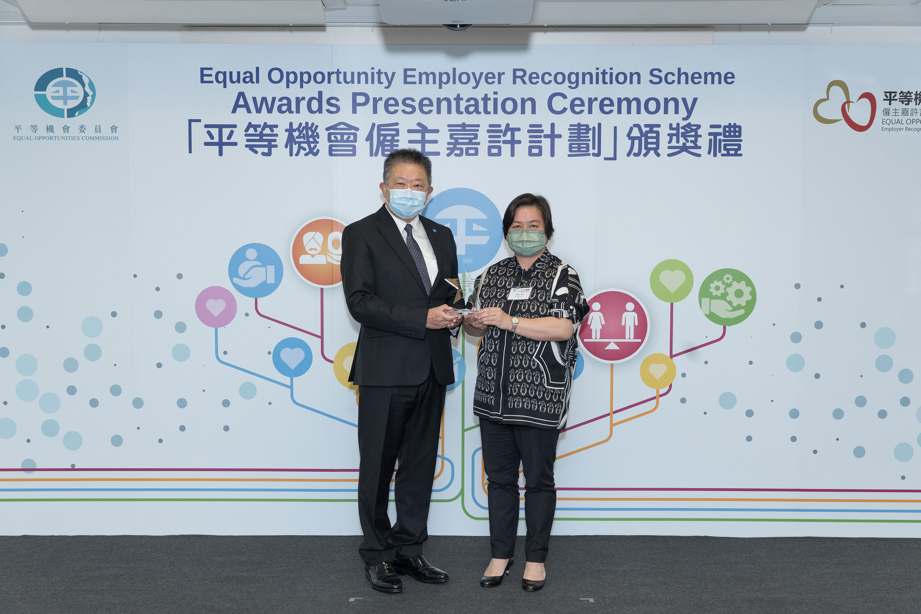 Mr Ricky CHU Man-kin, IDS, Chairperson of the Equal Opportunities Commission (left) presents souvenir to EOC Member Miss Maisy HO Chiu-ha, BBS (right), who served as member of the assessment panel of the Equal Opportunity Employer Recognition Scheme. 