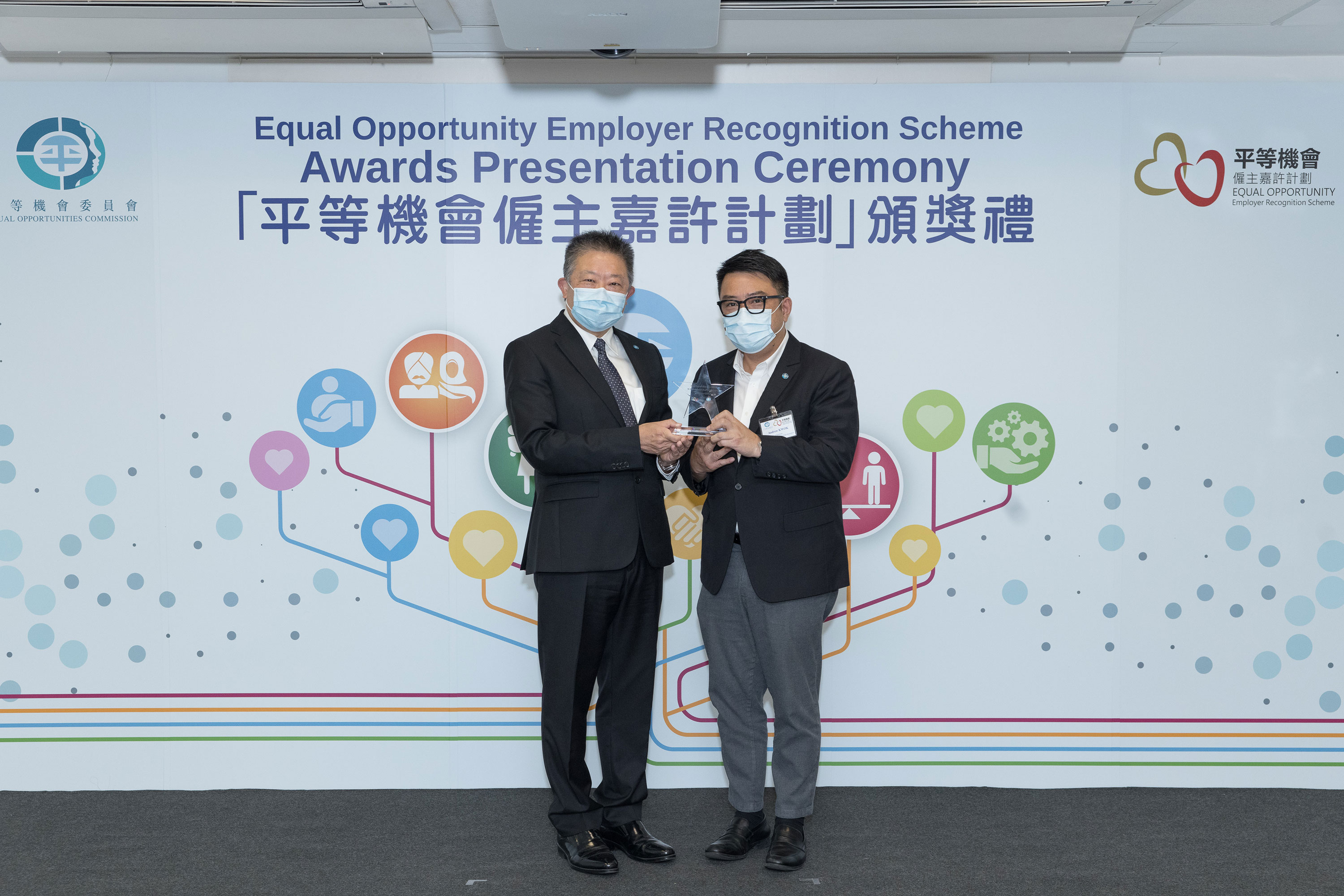 平機會主席朱敏健先生, IDS (左)頒發紀念品予出任平等機會僱主嘉許計劃評審團成員的香港中小型企業聯合會主席郭志華先生(右)。