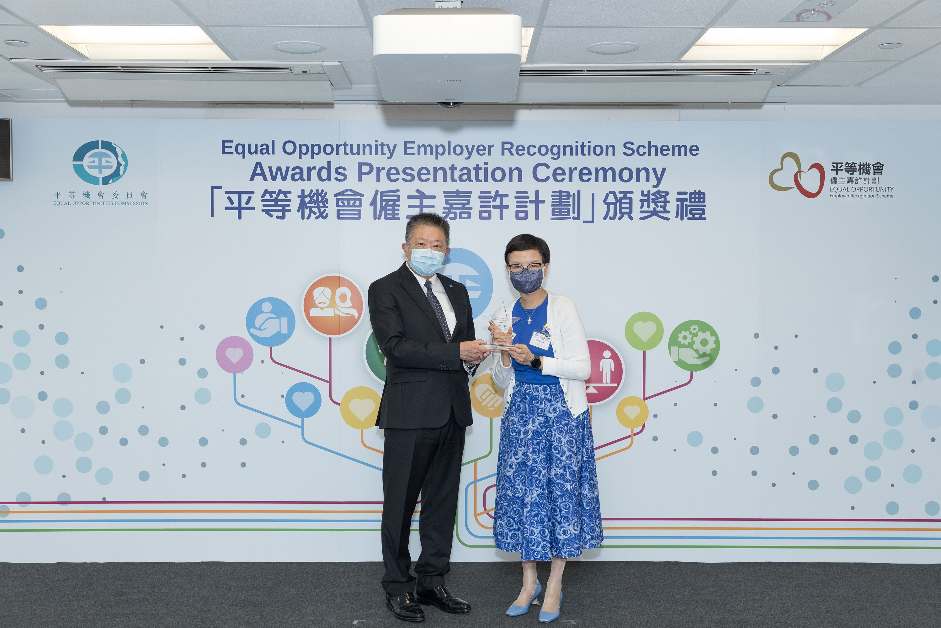 Mr Ricky CHU Man-kin, IDS, Chairperson of the Equal Opportunities Commission (left) presents souvenir to EOC Member Ms Shirley LOO, BBS, MH, JP (right), who served as member of the assessment panel of the Equal Opportunity Employer Recognition Scheme. 