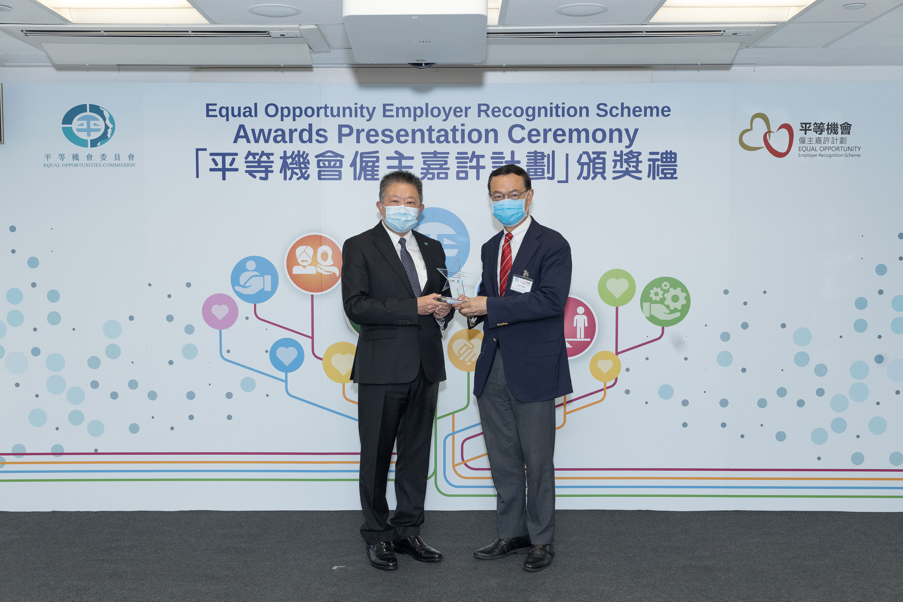 平機會主席朱敏健先生, IDS (左)頒發紀念品予出任平等機會僱主嘉許計劃評審團成員的香港僱主聯合會理事會理事麥建華博士(右)。
