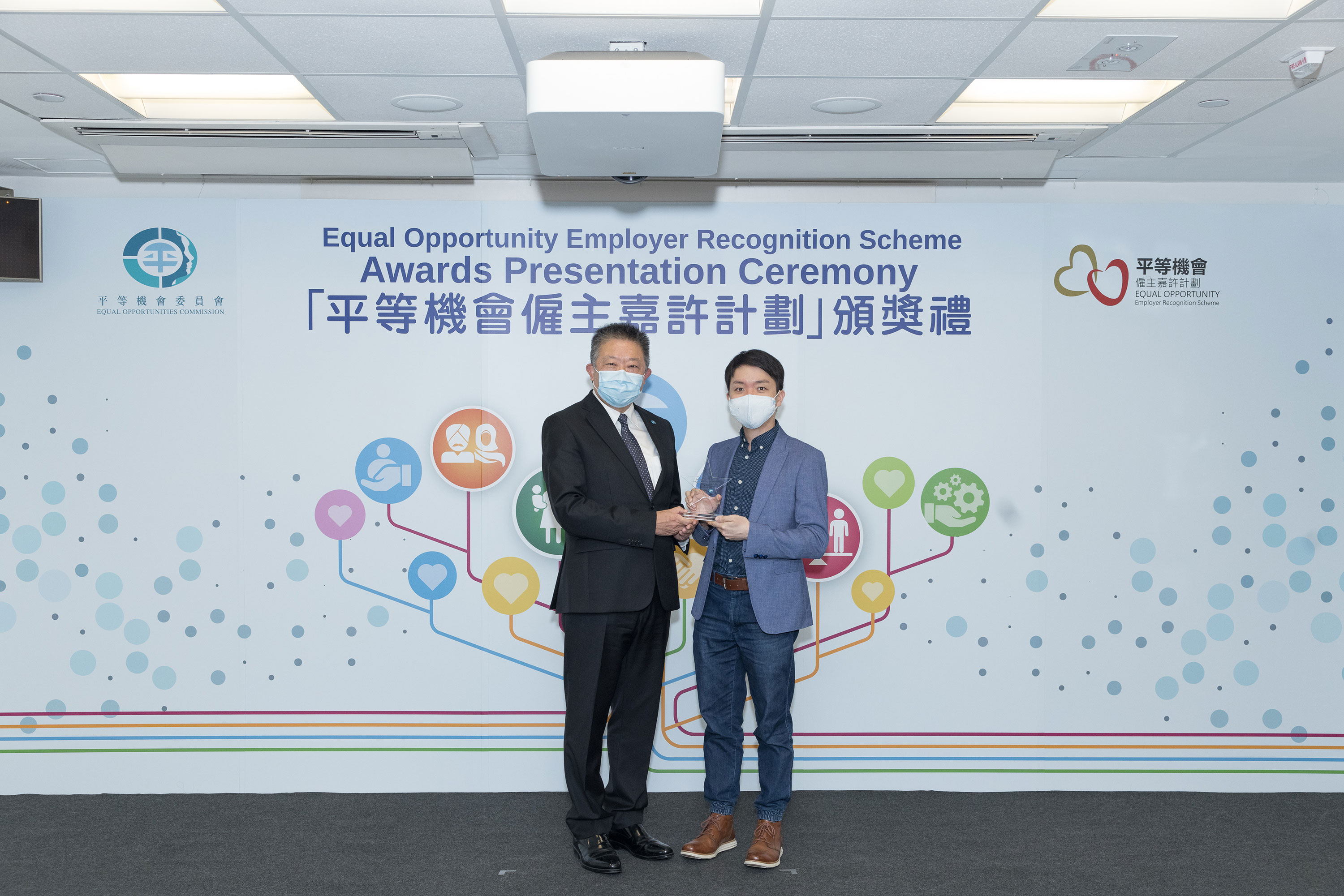 Mr Ricky CHU Man-kin, IDS, Chairperson of the Equal Opportunities Commission (left) presents souvenir to Founder of WEDO Global Mr Bosco NG (right), who served as member of the assessment panel of the Equal Opportunity Employer Recognition Scheme.