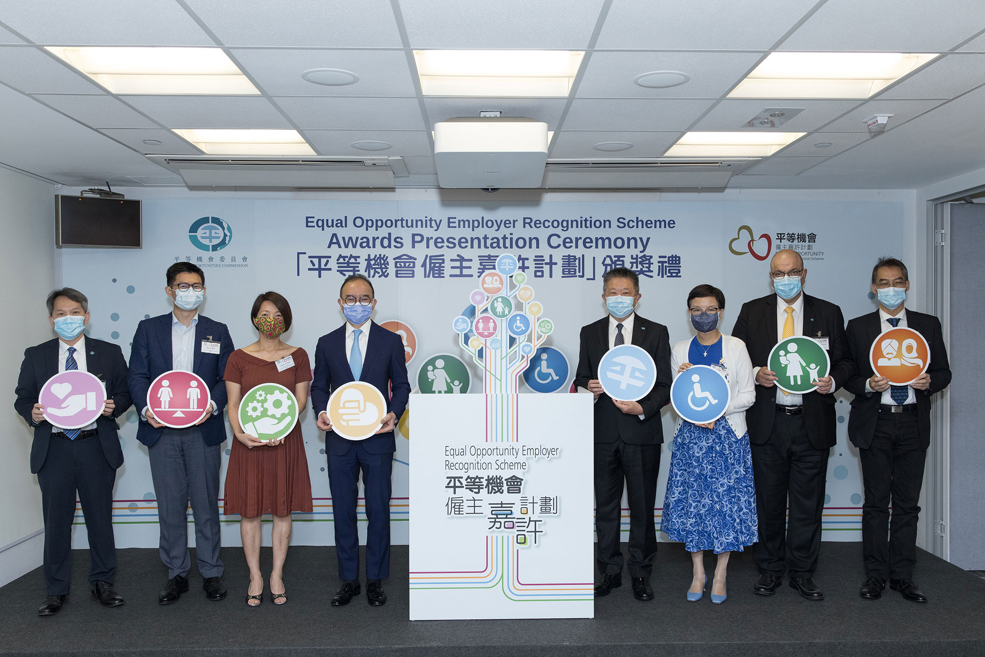 Mr Erick TSANG Kwok-wai, IDSM, JP, Secretary for Constitutional and Mainland Affairs (fourth left) and Mr Ricky CHU Man-kin, IDS, Chairperson of the EOC (fourth right) perform the ceremony with other officiating guests.