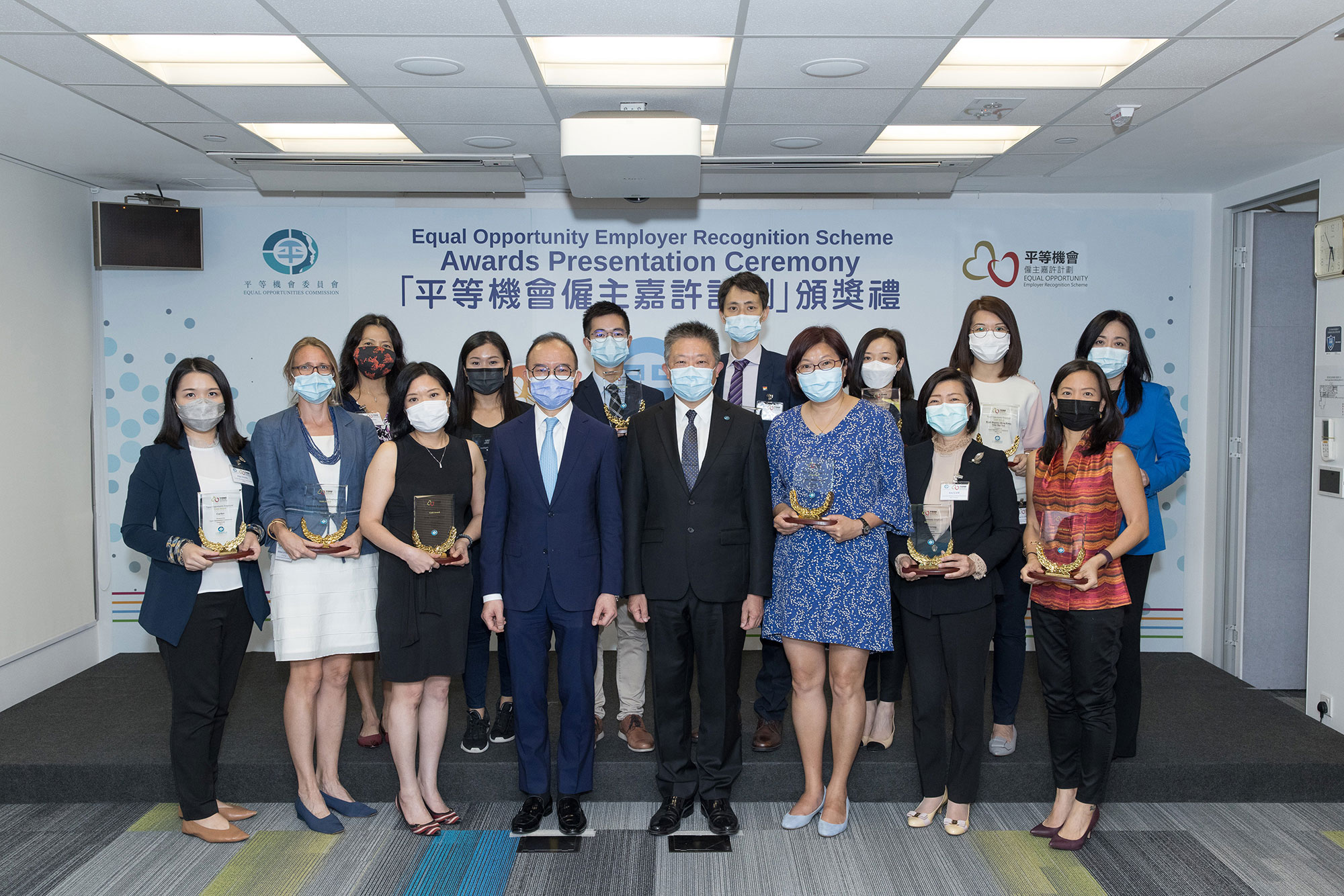 Mr Erick TSANG Kwok-wai, IDSM, JP, Secretary for Constitutional and Mainland Affairs (front row, fourth left) and Mr Ricky CHU Man-kin, IDS, Chairperson of the EOC (front row, fourth right) join in a group photo with awardees of the Equal Opportunity Employer Gold Award.