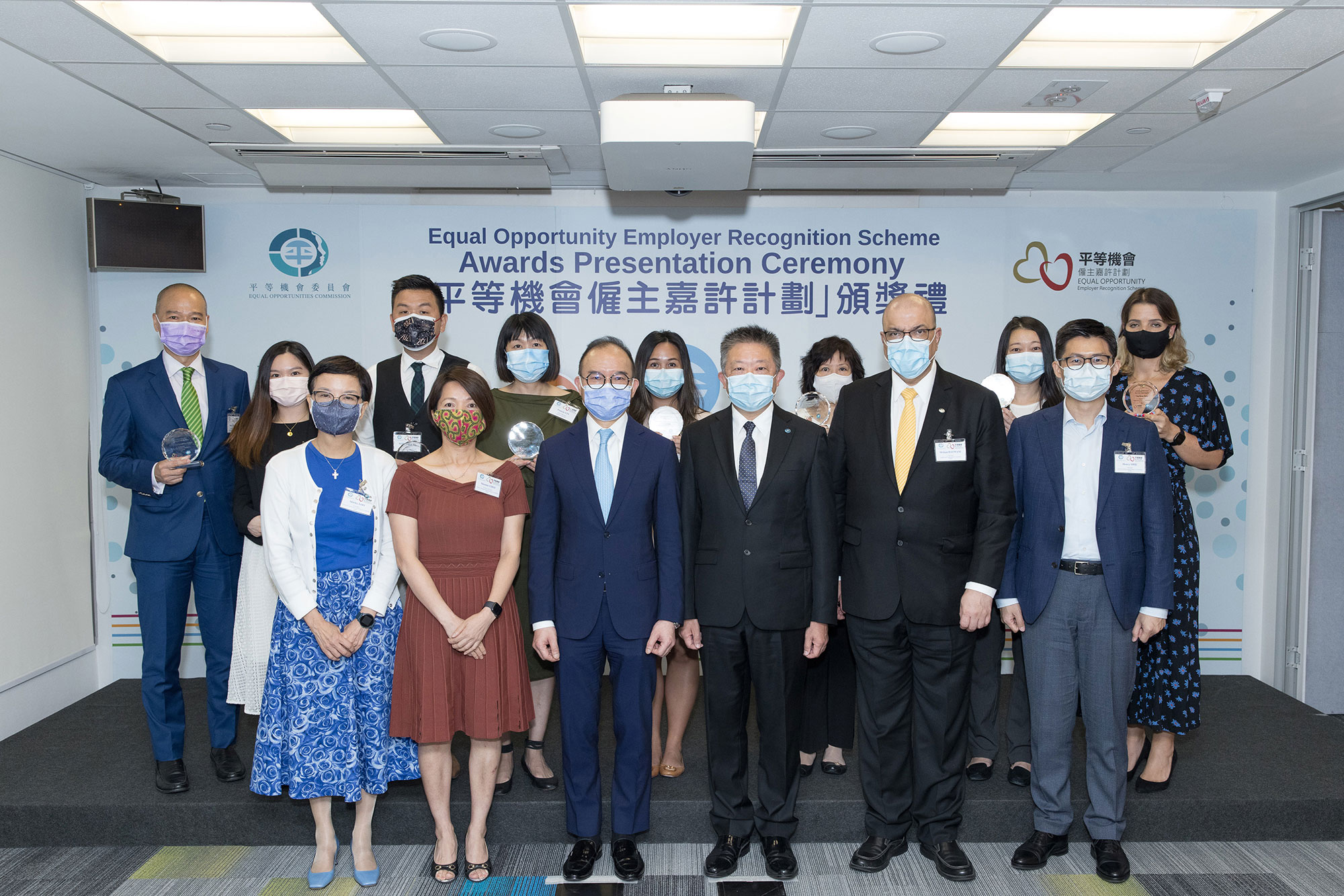 Mr Erick TSANG Kwok-wai, IDSM, JP, Secretary for Constitutional and Mainland Affairs (front row, third left) and Mr Ricky CHU Man-kin, IDS, Chairperson of the EOC (front row, third right) join in a group photo with awardees of the Equal Opportunity Employer SME Award.