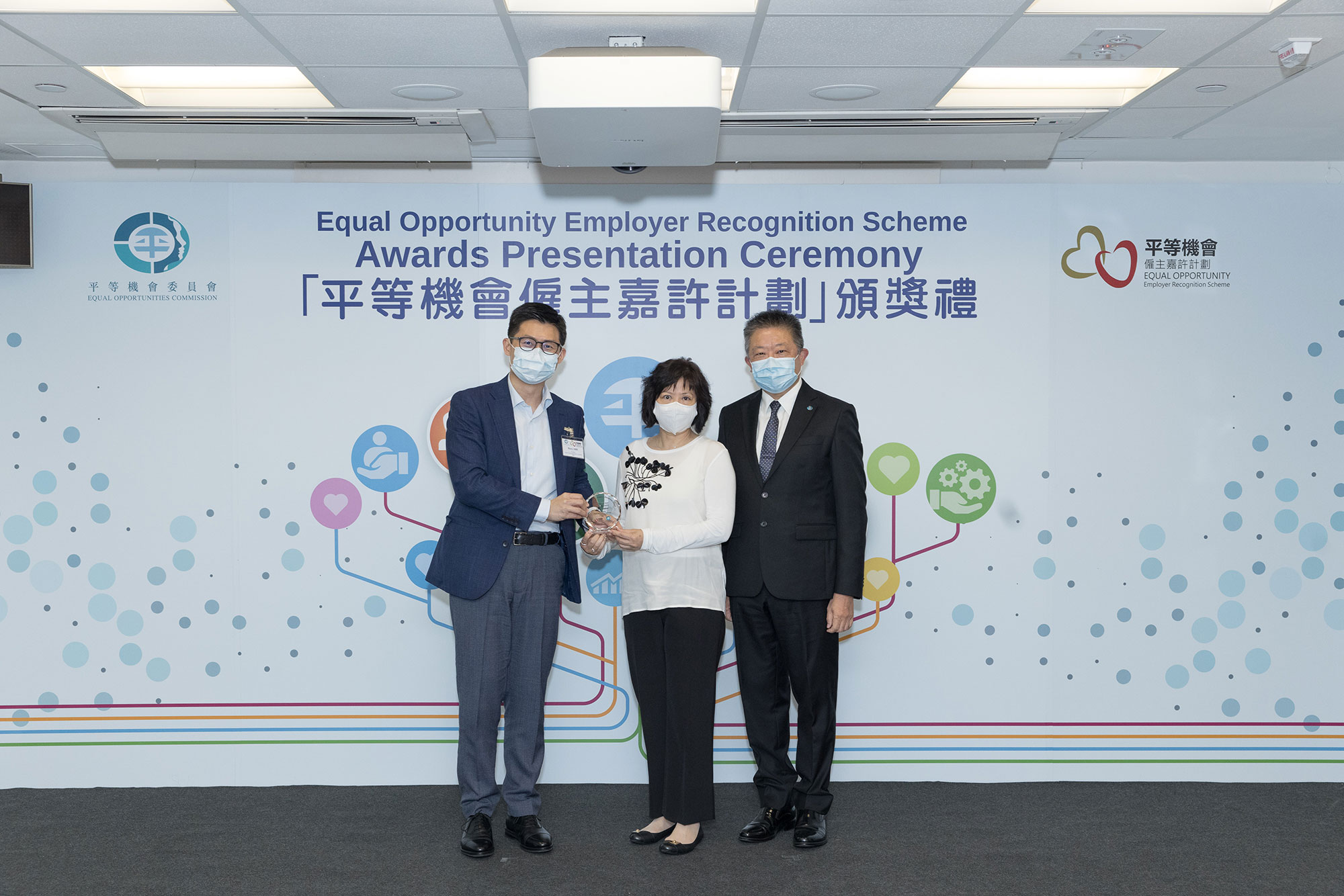 Mr Ricky CHU Man-kin, IDS, Chairperson of the Equal Opportunities Commission (right) and Dr Henry SHIE, EOC Member and Convenor of the Administration and Finance Committee (left), present the trophy to the representative of Carthy Limited (centre), winner of the Outstanding SME Award of the Equal Opportunity Employer Recognition Scheme. 