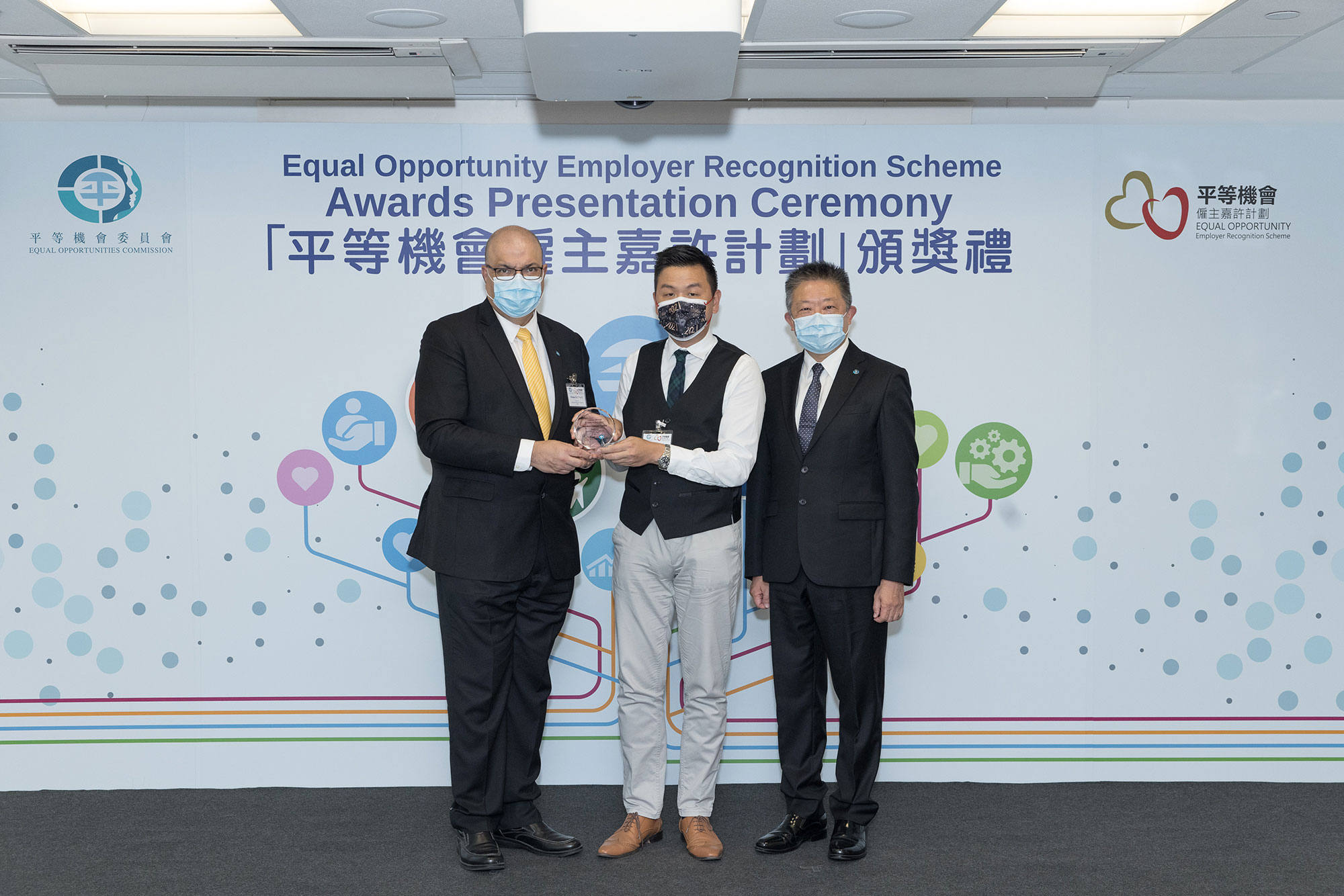 Mr Ricky CHU Man-kin, IDS, Chairperson of the Equal Opportunities Commission (right) and Mr Mohan DATWANI, EOC Member and Convenor of the Legal and Complaints Committee (left), present the trophy to the representative of Survforce Company Limited (centre), winner of the Outstanding SME Award of the Equal Opportunity Employer Recognition Scheme. 