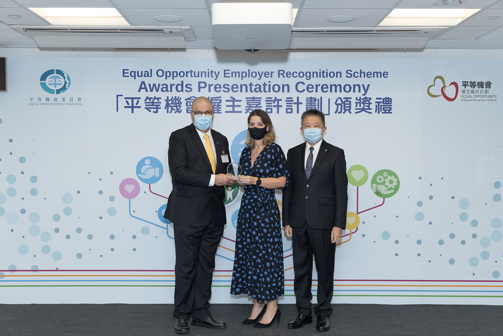 Mr Ricky CHU Man-kin, IDS, Chairperson of the Equal Opportunities Commission (right) and Mr Mohan DATWANI, EOC Member and Convenor of the Legal and Complaints Committee (left), present the trophy to the representative of Tag Hong Kong (centre), winner of the Outstanding SME Award of the Equal Opportunity Employer Recognition Scheme. 