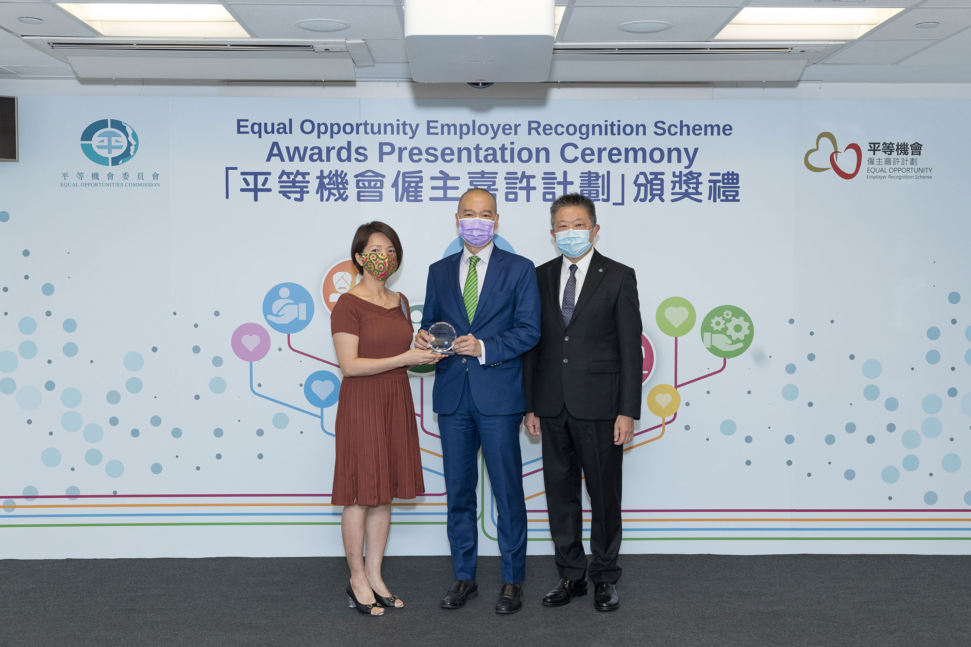 Mr Ricky CHU Man-kin, IDS, Chairperson of the Equal Opportunities Commission (right) and Prof Susanne CHOI, EOC Member and Former Convenor of the Policy, Research and Training Committee (left), present the trophy to the representative of Ultra Active Technology Limited (centre), winner of the Outstanding SME Award of the Equal Opportunity Employer Recognition Scheme. 