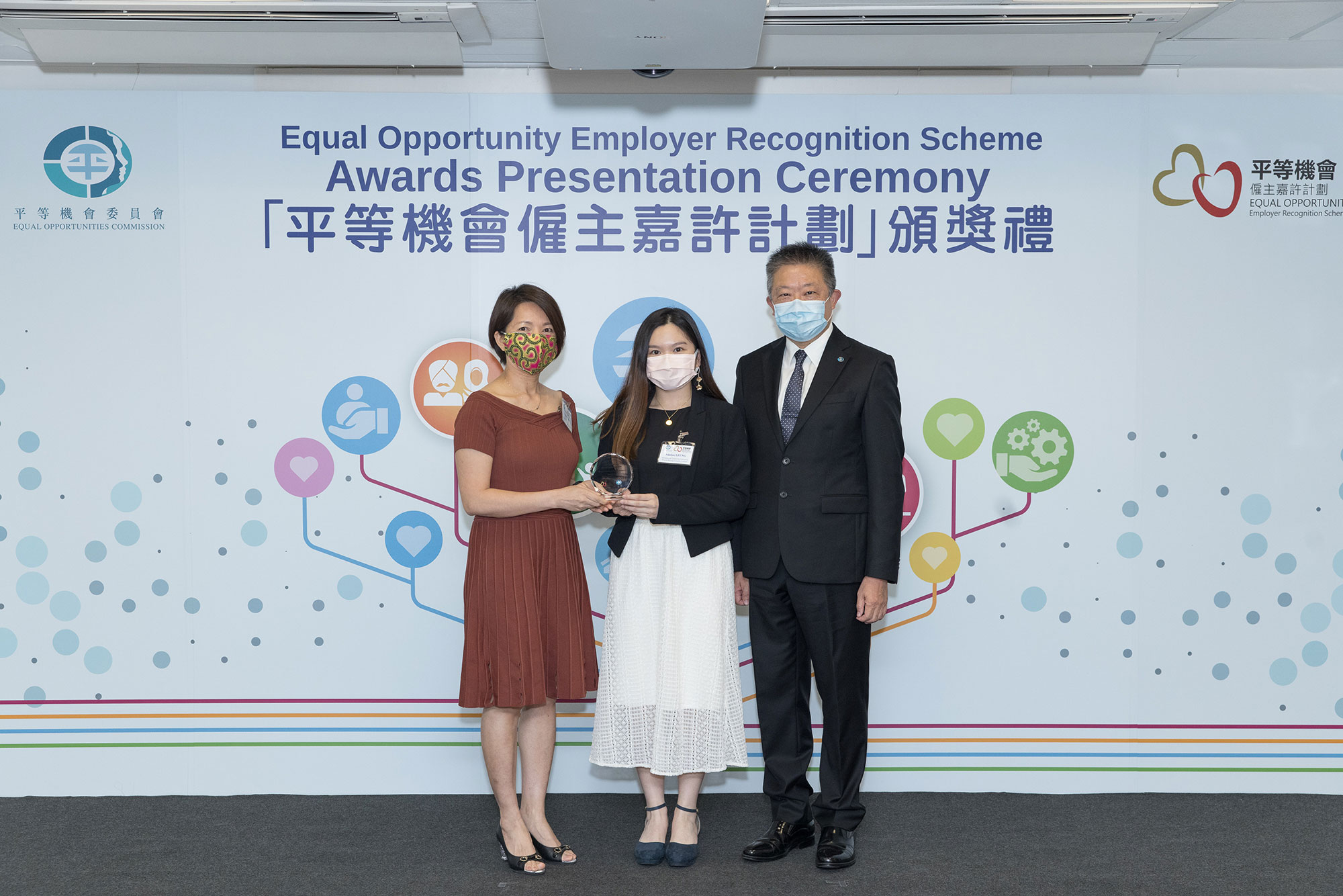 Mr Ricky CHU Man-kin, IDS, Chairperson of the Equal Opportunities Commission (right) and Prof Susanne CHOI, EOC Member and Former Convenor of the Policy, Research and Training Committee (left), present the trophy to the representative of Wing & Kwong Company Limited (centre), winner of the Outstanding SME Award of the Equal Opportunity Employer Recognition Scheme. 